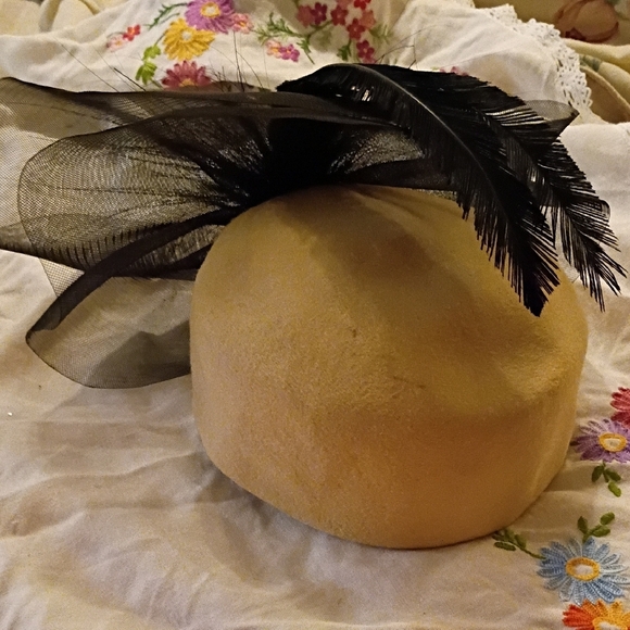 Elegant Black Vintage Cream Hat  with Feather Accent main image 6